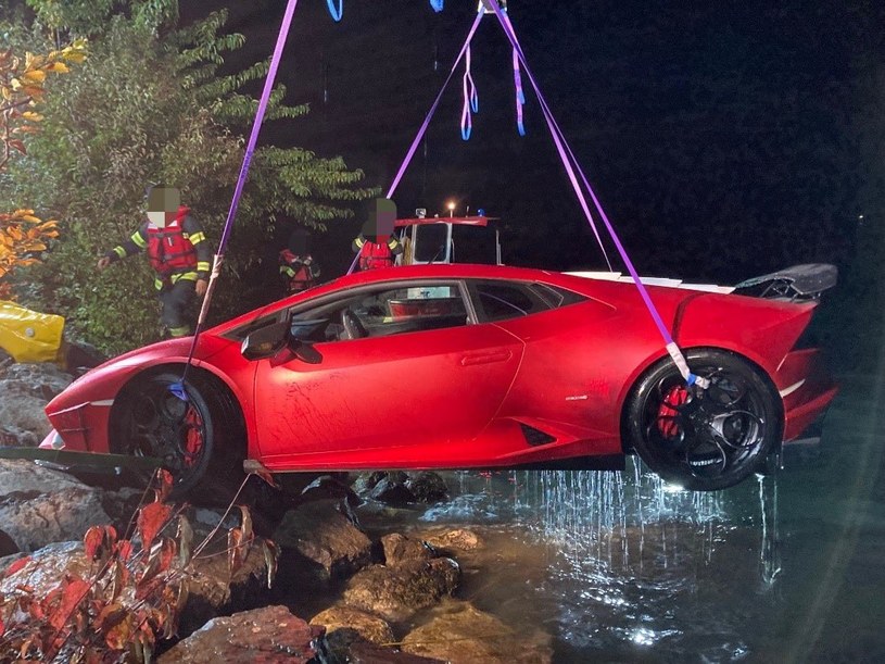Akcja wyciągania Lamborghini Huracan z jeziora / Fot: Polizei OÖ /Informacja prasowa