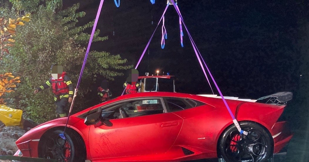 Akcja wyciągania Lamborghini Huracan z jeziora / Fot: Polizei OÖ /Informacja prasowa