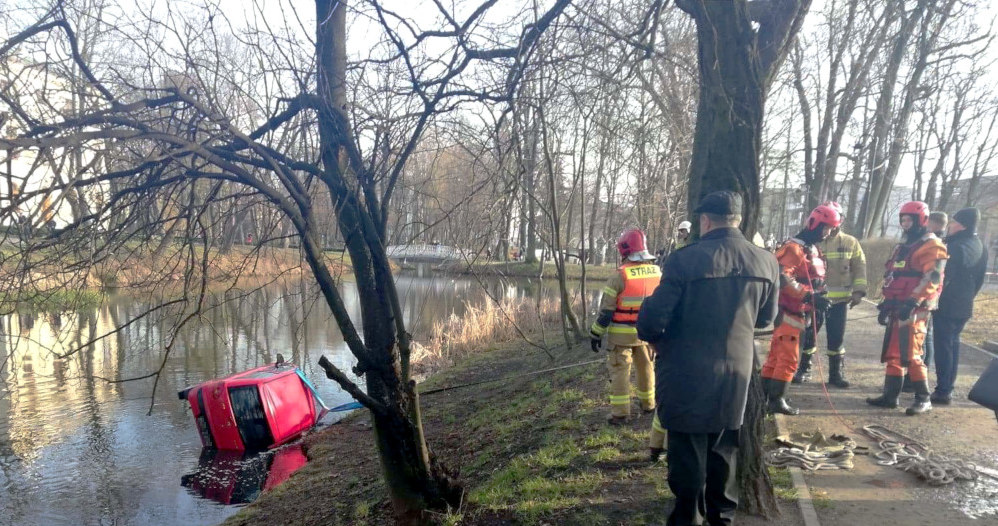 Akcja wyciągania samochodu z wody /Policja