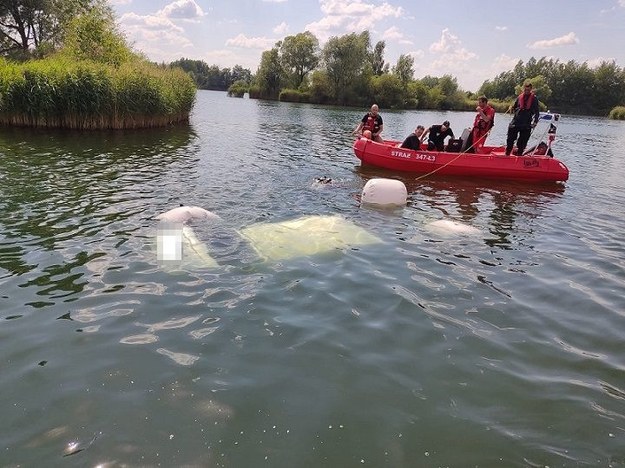 Akcja wydobycia samochodu ze zbiornika wodnego /KMP  Biała Podlaska /Policja