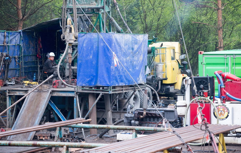 Akcja wykonywania odwiertu ratowniczego w rejonie kopalni węgla Wujek Śląsk w Katowicach /Andrzej Grygiel /PAP