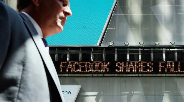 Akcje Facebooka, po znakomitym debiucie na Wall Street, w ostatnim czasie tracą na wartości /AFP