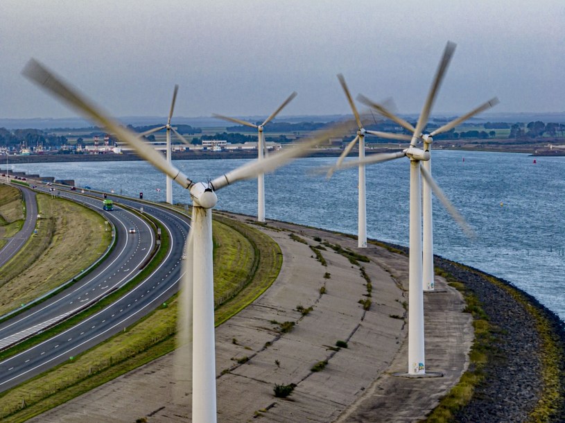 Akcje Orsted tracą po wycofaniu się spółki z projektu farm wiatrowych w USA. Zdjęcie ilustracyjne /AFP