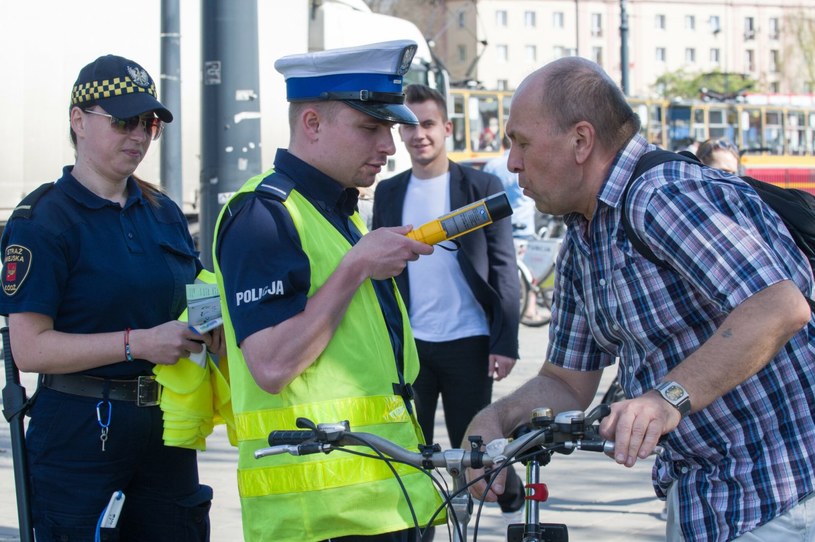 Akcje sprawdzania trzeźwości rowerzystów to niestety bardzo rzadki widok /Andrzej Zbraniecki/East News /Agencja SE/East News