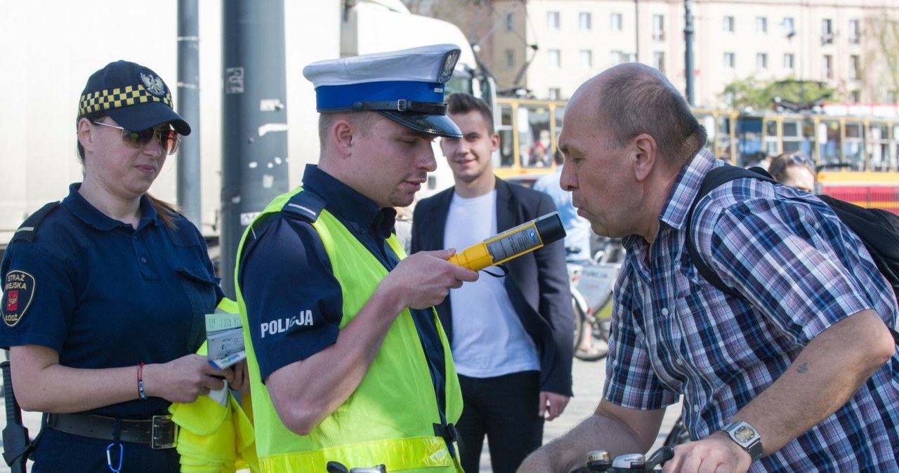 Akcje sprawdzania trzeźwości rowerzystów to niestety bardzo rzadki widok /Andrzej Zbraniecki/East News /Agencja SE/East News