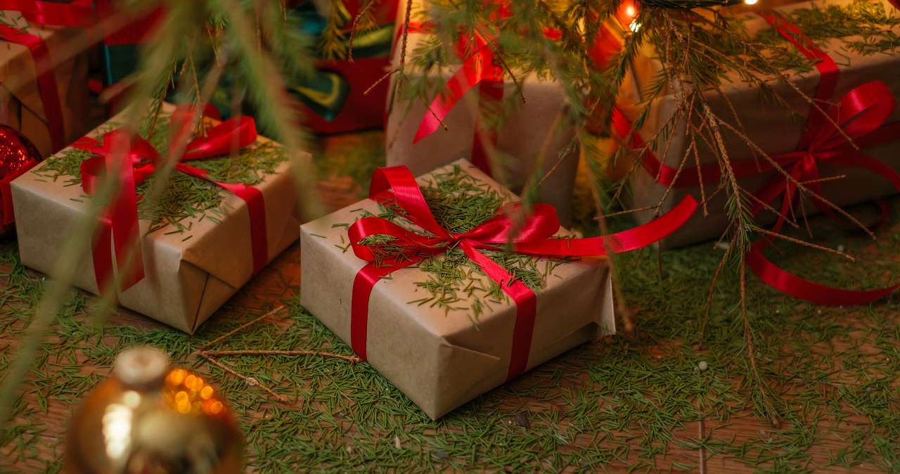 Aklimatyzacja choinki może zapobiec przedwczesnemu gubieniu igieł przez drzewko /East News