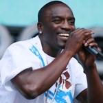 Akon wini rodziców