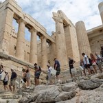 Akropol oblężony przez turystów. Codziennie odwiedza go 17 tys. osób