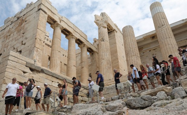 Akropol oblężony przez turystów. Codziennie odwiedza go 17 tys. osób