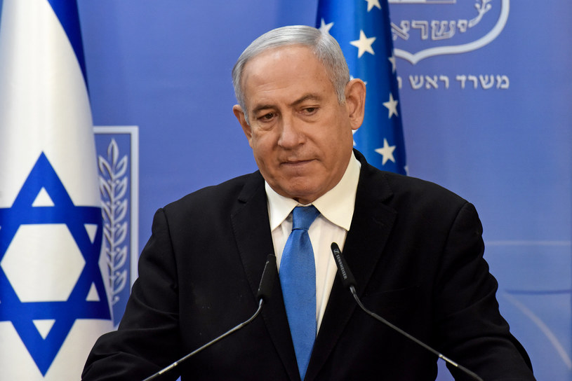 Akt oskarżenia przeciwko premierowi Benjaminowi Netanjahu /DEBBIE HILL /AFP