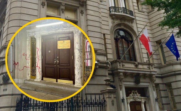 Akt wandalizmu w Nowym Jorku. Zniszczona elewacja polskiego Konsulatu Generalnego