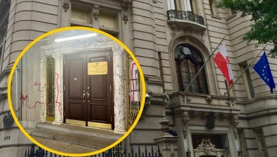 Akt wandalizmu w Nowym Jorku. Zniszczona elewacja polskiego Konsulatu Generalnego