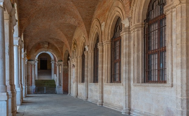 Akt wandalizmu we Włoszech. Amerykańscy żołnierze pomazali zabytkową kolumnę