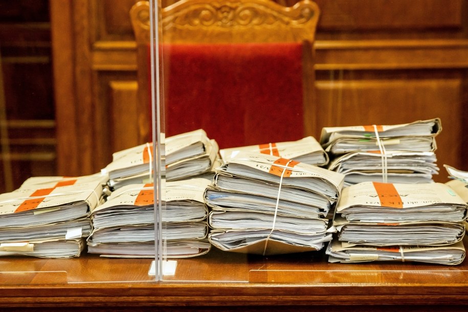Akta sprawy na sali Sądu Okręgowego w Koszalinie. /Jerzy Muszyński /PAP