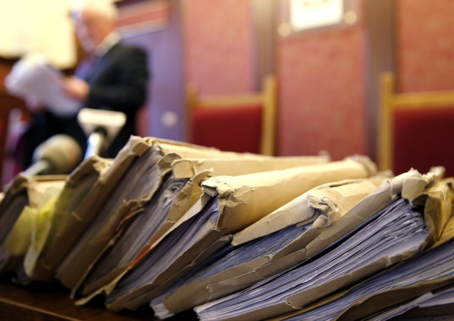 Akta sprawy podczas ogłaszania wyroku w procesie odwoławczym ws. katastrofy w kopalni Halemba /Andrzej Grygiel /PAP