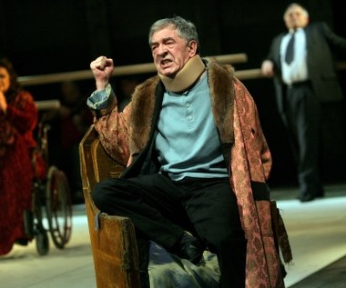 "Aktor jest i prorokiem, i błaznem jednocześnie. Teatr jest i będzie iluzją, teatr to nie życie. Oczywiście, im bliżej jesteśmy życia, tym bardziej potrafimy go dotknąć, otrzeć się o nie na scenie, ale to nigdy nie będzie prawda. Przecież ja nie gram dla siebie. To jest, owszem, moja satysfakcja i przyjemność, ale głównym celem jest stworzenie jak najbardziej wiarygodnej iluzji dla widza, którego chcę przekonać, poruszyć, wzruszyć, a czasem rozśmieszyć, nigdy ogłupić" - przyznaje Jerzy Trela.