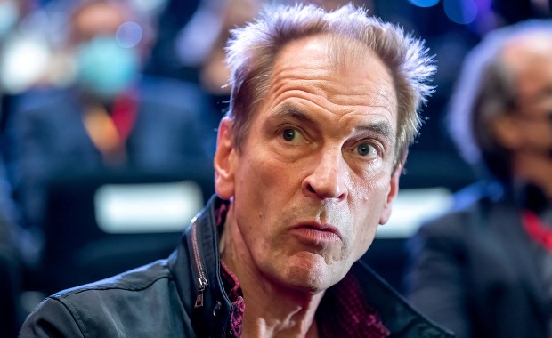 Aktor Julian Sands zaginął podczas wspinaczki w górach