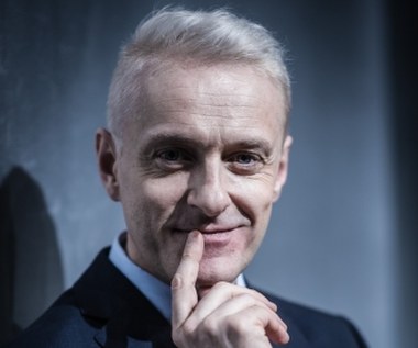 Aktor kinowy, telewizyjny i teatralny, Jacek Poniedziałek, kończy 6 sierpnia 50 lat. Był jednym z pierwszych celebrytów rodzimego show-biznesu, który przyznał się publicznie do homoseksualizmu. 

Najważniejsze aktorskie kreacje stworzył w teatrze, w kinie zazwyczaj otrzymuje drugoplanowe role. Telewizyjna publiczność kojarzy go z pewnością z ról w "M jak miłość" oraz "Na Wspólnej". 

