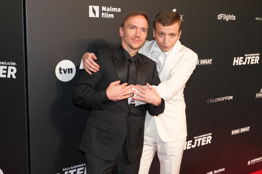 Aktor Maciej Musiałowski (po prawej) i reżyser Jan Komasa przed premierą najnowszego filmu Komasy "Sala samobójców. Hejter" /Gniewomir Lubczyk /PAP