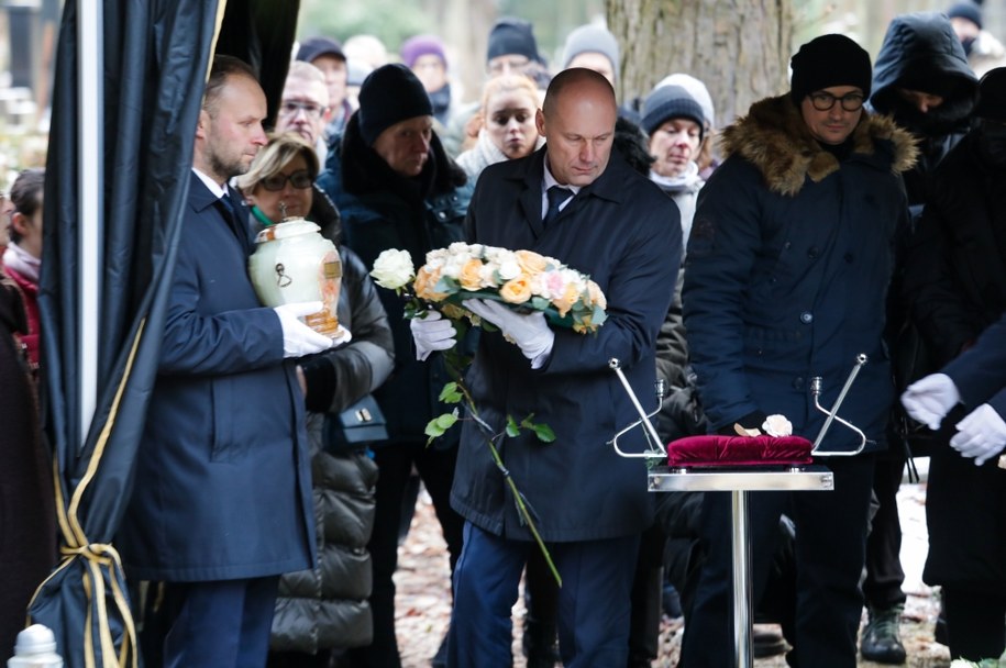 Aktor Mateusz Damięcki (2P) podczas uroczystości pogrzebowych ojca - Macieja Damięckiego /Tomasz Gzell /PAP