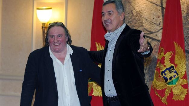 Aktor nie stawił się w sądzie, bo był w Czarnogórze. Na zdjęciu z jej premierem Milo Djukanoviciem /AFP