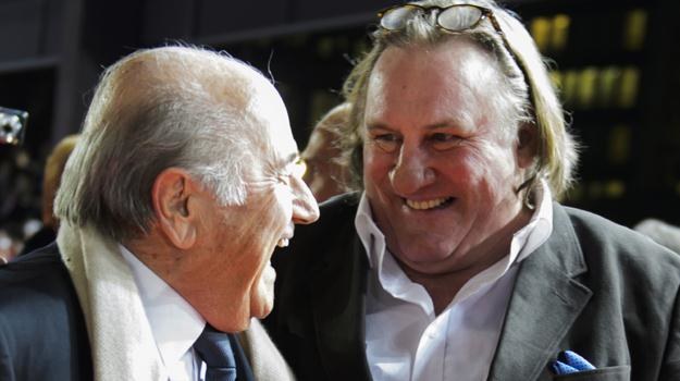Aktor nie zdążył wrócić na proces, bo tak dobrze bawił się z prezydentem FIFA, Josephem Blatterem /AFP