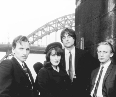 Aktor pierwsze triumfy święcił jednak na telewizyjnym ekranie. Na początku lat 90. wystąpił bowiem w szeregu telewizyjnych produkcji, m.in. w serialu "Zorro", mini-serii "Our Friends in the North", czy jednym z odcinków "Opowieści z krypty".