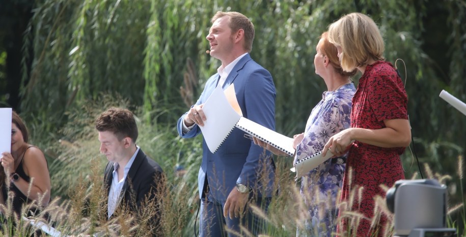 Aktor Rafał Zawierucha (w środku) w czasie Narodowego Czytania "Nad Niemnem" w Ogrodzie Saskim w Warszawie /Albert Zawada /PAP