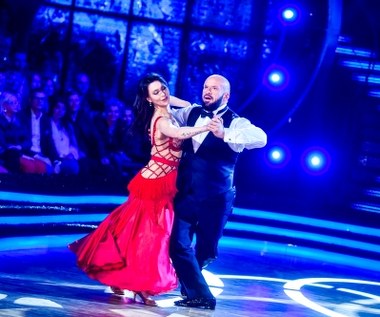 Aktor Tomasz Oświeciński i laureatka poprzedniej edycji "TzG" Janja Lesar zaprezentowali się widowni i jurorom w walcu angielskim. "Janja zawsze otrzymuje trudnych partnerów" - rozpoczął Andrzej Grabowski. "Twoja ambicja jest wielka, ale proszę cię - Janja to nie Popek, nie musisz jej pokonać" - służył radą juror. Michał Malitowski nie owijał w bawełnę. "Technicznie źle. Sztywności dużo w kroku (i nie tylko)" - powiedział juror. "Lubię takie ciężkie przypadki i będę ci kibicował" - zakończył ocenę. Iwona Pavlović przyznała, że aktor "rozbroił ją" swoją nieporadnością na parkiecie;  Czarna Mamba przyklasnęła jednak parze za "powagę i profesjonalne podejście do tańca". Para otrzymała 13 punktów.