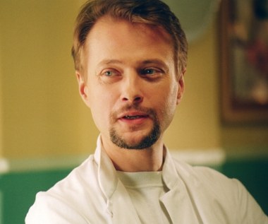 Aktora można było także oglądać w wojennych: "Złocie dezerterów" oraz "Demonach wojny wg Goi", a także słynnym "Amoku" Natalii Korynckiej-Gruz (wszystkie z 1998 roku). 

Jego życie zawodowe zmieniło się jednak o 180 stopni dopiero za sprawą przyjęcia głównej roli w serialu "Na dobre i na złe", opowiadającym o lekarzach szpitala w Leśnej Górze. Jako doktor Jakub Burski artysta rozkochał w sobie miliony Polek, stając się ulubionym aktorem w kraju nad Wisłą, o czym najlepiej świadczą zdobywane w latach 2001-2003 Telekamery "Tele Tygodnia".