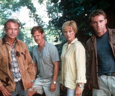 Aktora pamiętają też fani serii "Jurassic Park". W trzeciej części Macy (drugi z lewej) wcielił się w postać Paula Kirby’ego.

"Już pierwszego dnia na planie filmowym dostaliśmy nieźle w kość. Kiedy kręciliśmy zdjęcia w kadłubie rozbijającego się samolotu, to przypominało to bardziej przebywanie w suszarce wirnikowej. Jedynym pocieszeniem był dla nas fakt, że wcześniej czy później musimy wylądować gdzieś w pobliżu Tei Leoni" - żartował aktor, ciesząc się z obecności na planie gwiazdy serialu "Naga prawda".