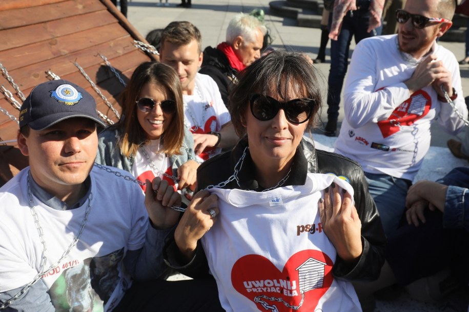 Aktorka Anna Korcz z uczestnikami akcji w Warszawie /Paweł Supernak /PAP