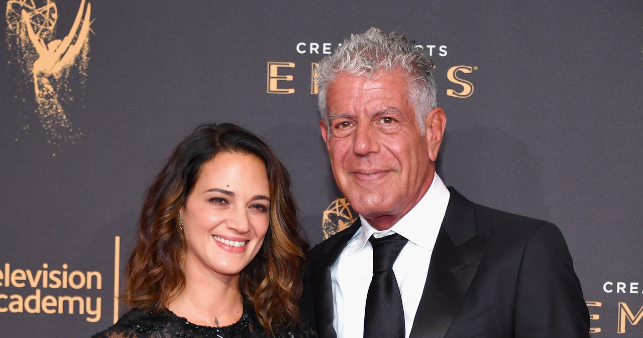 Aktorka Asia Argento i Anthony Bourdain w 2017 roku podczas Emmy Awards w Los Angeles /Neilson Barnard /Getty Images