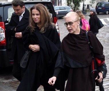 Aktorka Beata Tyszkiewicz (P) i Karolina Wajda (L) przed wejściem do kościoła