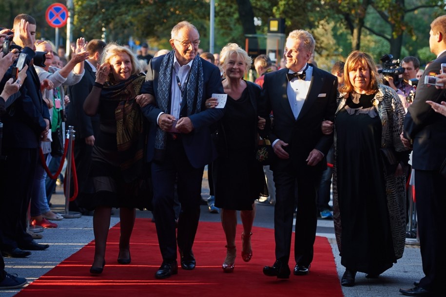 Aktorka Ewa Wiśniewska, aktor, poseł PO Jerzy Fedorowicz, aktorka Magdalena Zawadzka oraz aktor Daniel Olbrychski z żoną Krystyną Demską / 	Adam Warżawa   (PAP) /PAP