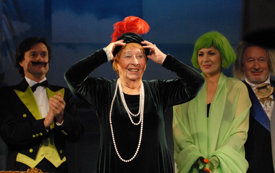 Aktorka Irena Kwiatkowska  jako Hermenegilda Kociubińska w finale 200. przedstawienia K. I. Gałczyńskiego "Zielona Gęś" /Andrzej Rybczyński  /PAP