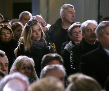 Aktorka Joanna Koroniewska (C) podczas uroczystości pogrzebowych Witolda Pyrkosza.