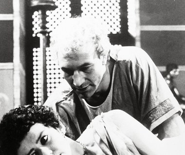 Aktorką karierę Patrick Stewart rozpoczynał od występów na teatralnych scenach. Wieloletnia współpraca z prestiżową Royal Shakespeare Company zaowocowała m.in. Nagrodą im. Laurence'a Oliviera za drugoplanową rolę w wystawianej na West Endzie "Antoniuszu i Kleopatrze".

Po raz pierwszy przed kamerami pojawił się w połowie lat 70. XX wieku, kiedy telewizyjna widownia mogła oglądać go produkcjach BBC: ekranizacji sztuki Henrika Ibsena "Hedda" oraz miniserialu "Ja, Klaudiusz".
 