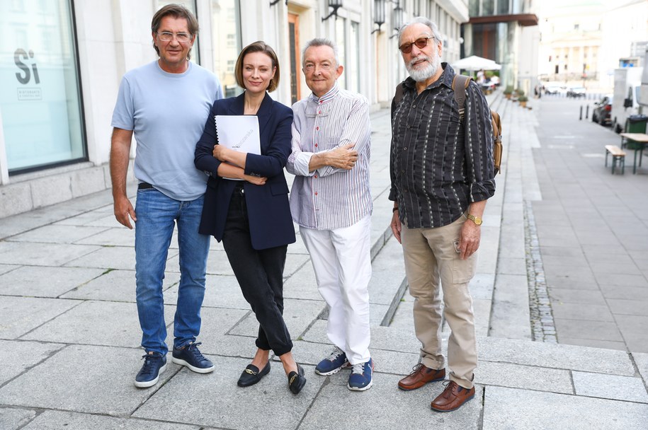 Aktorka Magda Boczarska (2L), reżyser Jan Kidawa-Błoński (P), charakteryzator Waldemar Pokromski (2P) i prezes Monolith Films, producent Mariusz Łukomski (L) na planie filmu „Różyczka 2” /Rafał Guz /PAP