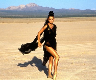 Aktorka próbowała następnie swoich sił w filmach i serialach, ale żaden z nich nie odniósł większego sukcesu. W poszukiwaniu najlepszego kierunku dla swojej kariery Brytyjka przeniosła się do Los Angeles. "Był tylko wielki szum dotyczący tego, z kim się akurat umawiam. Byłam piękną buzią, dużym biustem i niczym poza tym. Ludzie z branży myśleli, że już wszystko o mnie wiedzą. Więc zdecydowałam przeprowadzić się i zacząć wszystko od początku" - tłumaczyła swoją decyzję po latach.