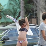 Aktorka przyłapana topless na parkingu