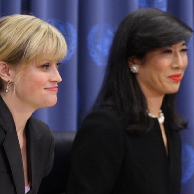 Aktorka Reese Witherspoon (L) i Andrea Jung z Avon Products /AFP