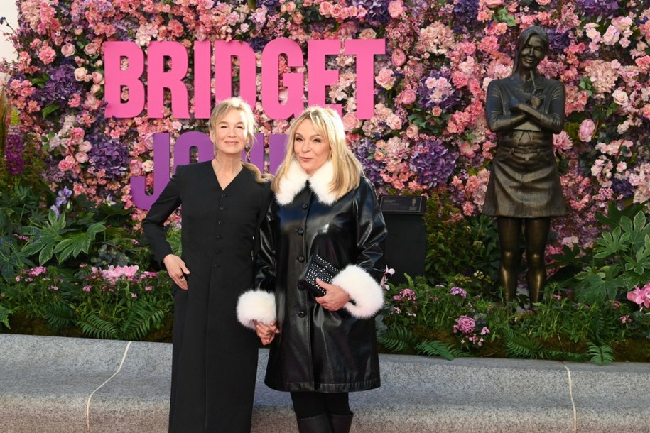 Aktorka Renée Zellweger oraz pisarka Helen Fielding przy pomniku Bridget Jones w Londynie /David Fisher/Shutterstock/Rex Features
