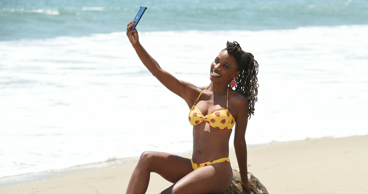 Aktorka świetnie bawiła się na plaży /Cover Images /East News