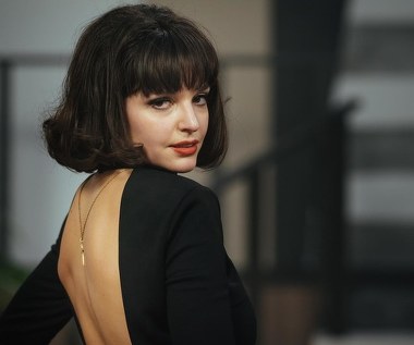 Aktorka w rozmowie na premierze filmu “Bo we mnie jest seks” opowiedziała m.in. tym, jak jej stosunek do Kaliny Jędrusik zmienił się w czasie kreowania tej postaci.
 
- Mam wrażenie, że się zaprzyjaźniłyśmy. Wcześniej wiedziałam, że to jest jedna z ikon popkultury, że była niezwykle utalentowaną i silną kobietą, znałam jej piosenki. Jak tylko dowiedziałam się, że taki film będzie kręcony, to natychmiast się tym zainteresowałam. Teraz mam wrażenie, że jest to ktoś bardzo mi bliski - wyznała Dębska. 