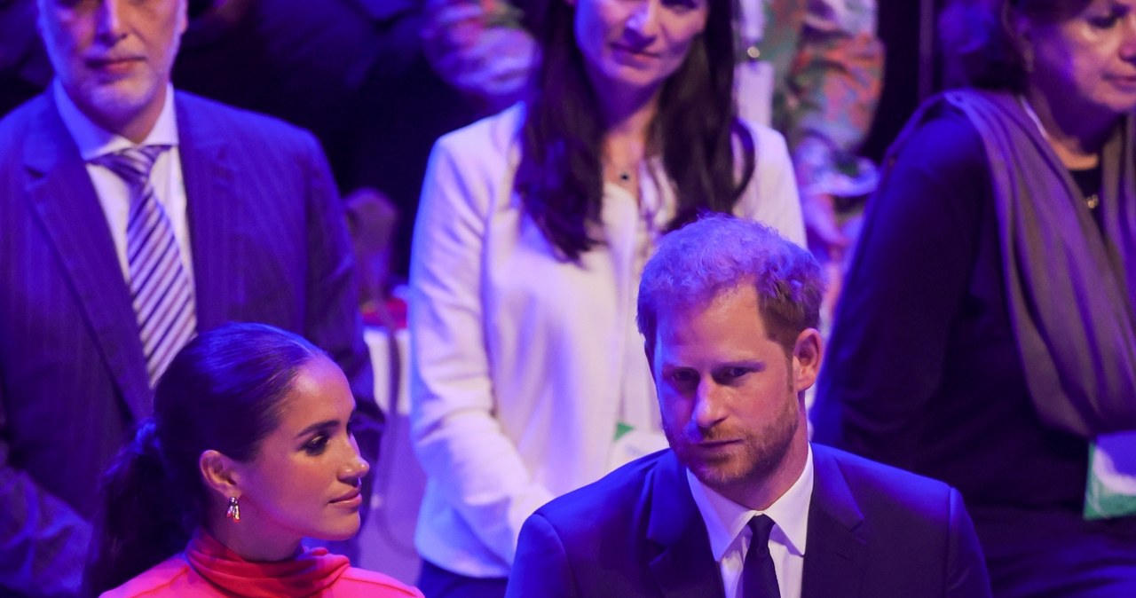 Aktorka wydawała się być dumna z obecności, nieco mniej radosną minę miał wnuk królowej Elżbiety II / Chris Jackson/Getty Images /Getty Images