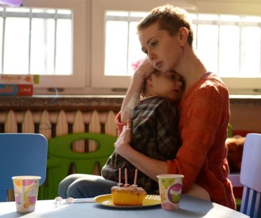 Aktorkę mogliśmy również zobaczyć gościnnie w jednym odcinku serialu "Komisarz Alex". Grana przez nią Dorota Olczyk - skazana za morderstwo i odbywająca karę w łódzkim więzieniu dziewczyna - walczy o odzyskanie wolności i prawa do opieki nad córeczką.

Okaże się, że jej bohaterka nikogo nie zabiła, a jedynie wzięła na sobie winę za śmierć sekretarki pracującej w firmie, w której zatrudniona była w charakterze gońca. Zaszczuta i zastraszona przez szefa-mordercę przyznała się do dokonania zabójstwa, by chronić córeczkę.