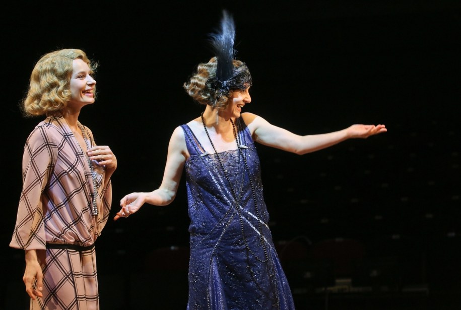 Aktorki Magdalena Cielecka i Maja Ostaszewska, podczas próby dla mediów spektaklu Noel Coward "Upadłe anioły" w reżyserii Krystyny Jandy /Rafał Guz /PAP