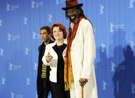 Aktorzy Brenda Blethyn i Sotigui Kouyate oraz reżyser filmu "London River" Rachid Bouchareb /AFP