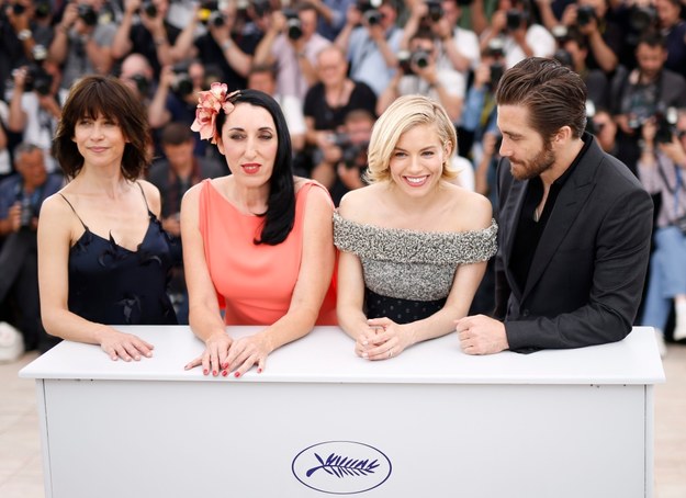 Aktorzy, członkowie jury w Cannes. Od lewej: Sophie Marceau, Rossy de Palma, Sienna Miller, Jake Gyllenhaal /GUILLAUME HORCAJUELO  /PAP/EPA